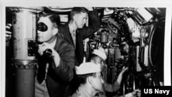 吉米·卡特在1952年6月至10月间的某个时候在美国海军K-1号潜艇的主控制室注视艇员。（资料照片）