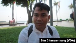 លោក ជុន ណារ៉ូ អាយុ ២៦ ឆ្នាំ ជា​បុគ្គលិក​ក្រុមហ៊ុន​មួយ​ក្នុង​រាជធានី​ភ្នំពេញ ផ្តល់​កិច្ចសម្ភាសន៍​ដល់​វីអូអេ នៅ​ថ្ងៃទី១៦ ខែឧសភា ឆ្នាំ​២០២៣។ (ស៊ឹម ចាន់សំណាង/វីអូអេ)