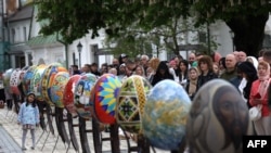 乌克兰东正教信徒2024年5月5日在俄罗斯入侵乌克兰的第三个年头参加东正教复活节祷告。