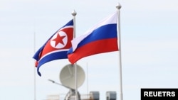 나란히 펄럭이는 북한 인공기와 러시아 국기. (자료화면)