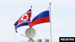 지난해 9월 블라디미르 푸틴 러시아 대통령과 김정은 북한 국무위원장의 회담 장소인 보스토치니 코스모드롬에 러시아와 북한 국기가 휘날리고 나란히 걸려 있다. (자료사진)