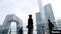 北京一家商场旁的央视总部和金融区大楼。(2023年9月7日)