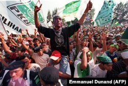 Para pendukung Partai Kebangkitan Bangsa (PBB) dalam kampanye pada 1 Juni 1999 di Jakarta. (Foto: Emmanuel Dunand/AFP)