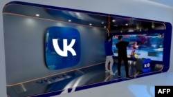 Logo ruske platforme društvenih medija VK (nekada VKontakte) na Međunarodnom ekonomskom forumu u Sankt Peterburgu, Rusija, 15. jun, 2022. (Foto: AFP/Olga Maltseva)