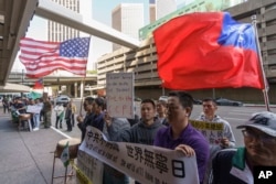 台湾总统蔡英文的支持者等候在她在洛杉矶下榻的酒店外。（2023年4月4日）