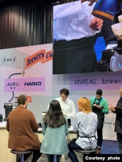 Ryan Wibawa tengah menyeduh kopi untuk para juri di kompetisi World Brewers Cup 2024 di Chicago, Illinois (dok: Ryan Wibawa)