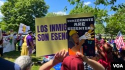 Immigrant advocates rally in Washington, D.C., May 1, 2024, urging President Joe Biden to grant work permits for long-term undocumented immigrants living in the United States. (Salome Ramirez/VOA LATAM)