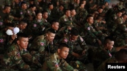 រូបឯកសារ៖ ទាហានកម្ពុជាចូលរួមពិធីបិទបញ្ចប់នៃកម្មវិធីប្រកួតកីឡាស៊ីហ្គេមដែលកម្ពុជាបានធ្វើជាម្ចាស់ផ្ទះ កាលពីថ្ងៃទី ១៦ ខែឧសភា ឆ្នាំ ២០២៣។ (REUTERS/Chalinee Thirasupa)