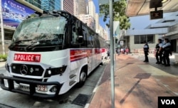 香港警方3月5日在湾仔修顿球场附近停泊多辆大型警车 (美国之音/汤惠芸)