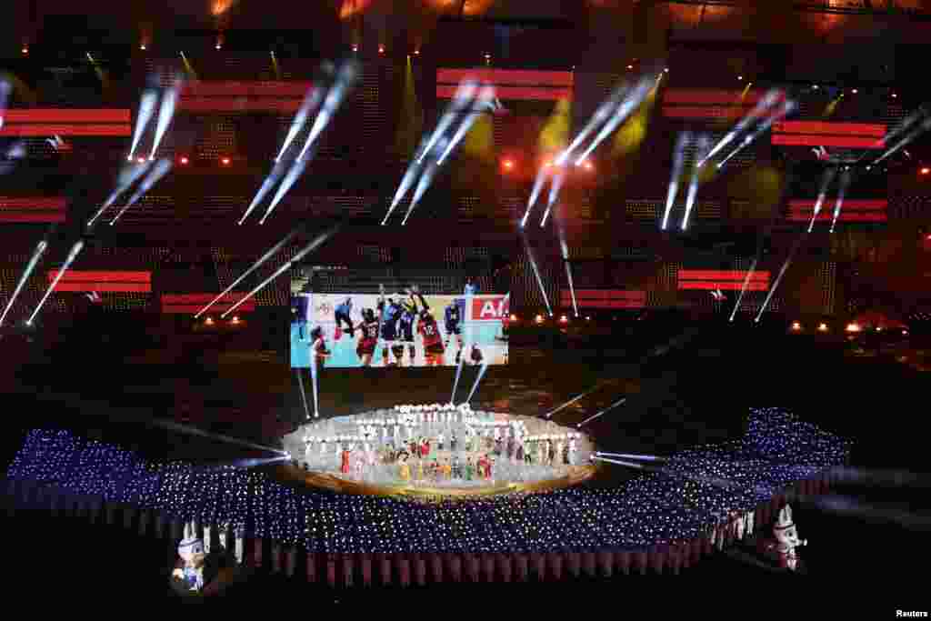 ការសម្តែងនៅក្នុងពិធីបិទជាស្ថាពរនៃព្រឹត្តិការណ៍ប្រកួតកីឡាស៊ីហ្គេមលើកទី ៣២ និងអាស៊ាន​ប៉ារ៉ាហ្គេមលើកទី ១២ នៅពហុកីឡដ្ឋានមរតកតេជា ក្នុងរាជធានីភ្នំពេញ កាលពីថ្ងៃទី ១៧ ខែឧសភា ឆ្នាំ ២០២៣។ 