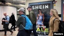 英国伦敦市民走过地铁走道旁中国便宜服装品牌Shein的广告牌。（2024年3月8日）