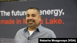 Rosendo Alvarado, menadžer fabrike Sila Nanotehnologije, kaže da će proizvodnja EV baterija stvoriti stotine novih radnih mesta za njegov rodni grad Mozes Lejk.