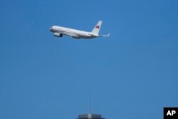 북한 고려항공 여객기가 22일 중국 베이징 서우두 공항에서 이륙하고 있다.