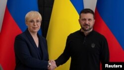 Presiden Ukraina Volodymyr Zelenskyy bertemu Presiden Slovenia Natasa Pirc Musar di Kyiv, Ukraina, Jumat, 28 Juni 2024. (Foto: Ukrainian Presidential Press Service/Handout via Reuters)