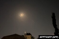 Ledakan-ledakan menerangi langit Yerusalem selama serangan Iran terhadap Israel sebagai pembalasan atas serangan pesawat nirawak mematikan pada 1 April terhadap konsulatnya di Damaskus. (Foto: AFPTV/AFP)