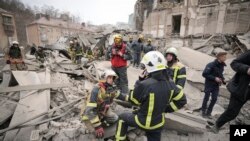 Petugas tanggap darurat memeriksa kerusakan setelah serangan udara Rusia di Kyiv, Ukraina, Senin 25 Maret 2024. Lima orang terluka dalam serangan di distrik Pechersk Kyiv, dua orang dirawat di rumah sakit.(AP/Vadim Ghirda)