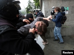 ნიღბიანი პოლიციელების ძალადობა პარლამენტთან