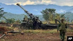 2023年11月24日果敢网络媒体照片：一民族武装部队称该组织检查从缅甸军队哨所缴获的武器