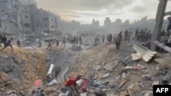 Warga Palestina berusaha mencari korban selamat di antara reruntuhan bangunan, pasca serangan Israel terhadap kamp pengungsi di Jabalia, Jalur Gaza utara, Selasa 31 Oktober 2023.