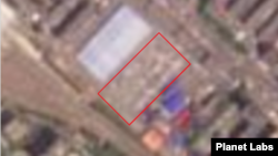 단둥 세관 야적장을 촬영한 1일 자 위성사진. 지난 3년 간 텅 비어 있던 공간(사각형 안)이 차량으로 보이는 물체로 가득하다. 사진=Planet Labs