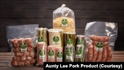 ຜະລິດຕະພັນ ຂອງໂຮງງານໝູຢໍ່ປ້າລີ ປະກອບມີໝູຢໍ່ຂະໜາດໃຫຍ່, ຂະໜາດກາງ, ຂະໜາດນ້ອຍ, ໄສ້ກອກໝູ ສົ້ມໝູ ແລະໝູຝອຍ.