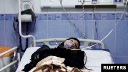 Potongan gambar dari sebuah video yang dirilis pada 2 Maret 2023 ini menunjukkan seorang siswi terbaring di sebuah rumah sakit di Iran setelah mengalami keracunan di lokasi yang tidak disebutkan. (Foto: WANA/Reuters TV via Reuters)