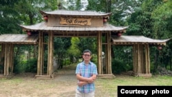 ທ່ານດວງ ວັນ ໄທ (Duong Van Thai) ເຫັນໄດ້ໃນພາບຖ່າຍທີ່ບໍ່ໄດ້ລະບຸວັນເວລາ ນຳລົງໂດຍເພື່ອນຜູ້ນຶ່ງ. ໃນປີ 2023, ນັກເຄື່ອນໄຫວ ແລະນັກຂ່າວທ່ານນີ້ ໄດ້ໄປລີ້ໄພຢູ່ໃນໄທ ແລ້ວຖືກລັກພາຕົວໂດຍພວກຜູ້ຊາຍບໍ່ຊາບວ່າເປັນໃຜ ຢູ່ດ້ານໜ້າຂອງເຮືອນເຊົ່າໃນພາກເໜືອຂອງບາງກອກ.