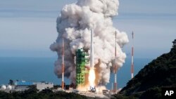 FILE - Roket Nuri, roket luar angkasa pertama produksi Korea Selatan, lepas landas dari landasan peluncuran di Naro Space Center di Goheung, Korea Selatan, 21 Juni 2022. (Institut Penelitian Dirgantara Korea via AP, File)