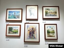 ផ្ទាំងគំនូរពណ៌ទឹក ដែលកំពុងដាក់បង្ហាញក្នុងសាលសិល្បៈនៃសហគមន៍ផ្ទះចាស់ ក្នុងរាជធានីភ្នំពេញ កាលពីថ្ងៃទី១៤ ខែឧសភា ឆ្នាំ២០២៤។ (ស៊ឹម ចាន់សំណាង/វីអូអេ)