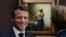 Presiden Prancis Emmanuel Macron, saat berkeliling pameran Vermeer di Rijksmuseum di Amsterdam, Belanda, Rabu, 12 April 2023. (Foto: AP)