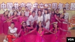 在这张未注明日期的照片中，迪丽努尔·买苏木江位于第二行中间。照片由夏米西努尔提供。