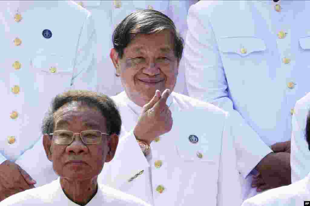 រដ្ឋមន្ត្រី​ក្រសួង​ព័ត៌មាន លោក ខៀវ កាញារីទ្ធ ធ្វើ​សញ្ញា​បេះដូង​ អំឡុង​ការ​ចូល​រួម​ពិធីបើក​សម័យ​ប្រជុំរដ្ឋ​សភានីតិ​កាល​ទី៧ជាលើក​ដំបូង កាល​ពី​ថ្ងៃ​ទី​២១ ខែ​សីហា ឆ្នាំ​២០២៣ នៅ​រាជធានី​ភ្នំពេញ។