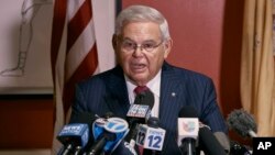 Senator Bob Menendez na konferenciji za novinare u Junion Sitiju, Nju Džersi, 25. septembar, 2023. (Foto: AP/Andres Kudacki)