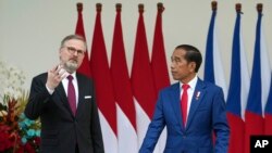 Perdana Menteri Ceko Petr Fiala (kiri), berbicara dengan Presiden Indonesia Joko Widodo (kanan), dalam pertemuan mereka di Istana Kepresidenan Bogor, Jawa Barat, Selasa, 18 April 2023.(AP/Achmad Ibrahim)