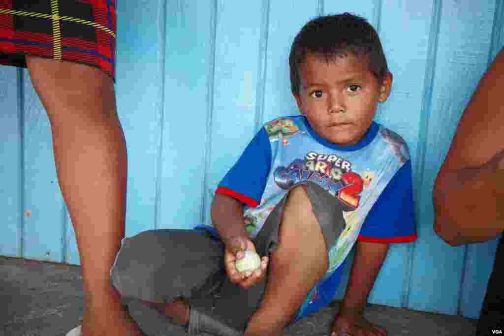 墨西哥边境城市雷诺萨（Reynosa）一处较大的庇护所Senda De Vida（意思为生命之路）。庇护所里的小孩手上拿着刚刚发的食物。