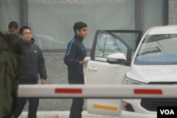 中国手机制造商Vivo在印度的代理首席执行官洪旭权(Hong Xuquan 音译)2023年12月26日离开新德里地区法院（美国之音/贾尚杰）