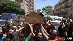 Sejumlah warga Suriah menghadiri pemakaman salah seorang warga yang tewas dalam bentrokan dengan tentara Turki, di Afrin, Suriah utara, pada 2 Juli 2024. (Foto: AFP/Aaref Watad)