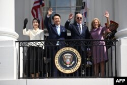 조 바이든 미국 대통령과 부인 질 바이든 여사가 26일 백악관 앞마당인 사우스론에서 미국을 국빈 방문 중인 윤석열 한국 대통령과 김건희 여사를 위한 공식 환영 행사를 개최했다.