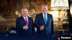 Mađarski premijer Viktor Orban tokom sastanka sa bivšim predsednikom SAD i verovatnim republikanskim kandidatom za predsednika Donaldom Trampom, u Trampovom domu u Mar-a-Lago, na fotografiji objavljenoj na društvenim medijima 11. jula 2024.