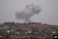 Asap membubung ke langit pasca ledakan di Jalur Gaza terlihat dari Israel selatan, Kamis, 25 April 2024. (AP/Leo Correa)