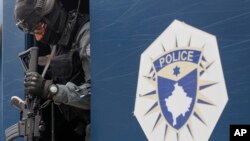 ARHIVA - Pripadnik kosovske policije čuva ulazak u zgradu opštine Zvečan, 28. maja 2023.