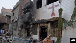 Puing-puing rumah dan gereja dirusak massa Muslim yang marah di kawasan Kristen di Jaranwala di distrik Faisalabad, Pakistan, Kamis, 17 Agustus 2023. (Foto: AP)