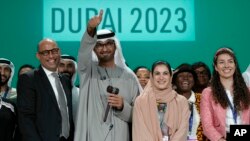 Dari kiri, Ketua Perubahan Iklim PBB Simon Stiell, Presiden COP28 Sultan al-Jaber dan kepala perundingan COP28 untuk UEA Hana Al-Hashimi berfoto di akhir KTT Perubahan Iklim PBB COP28 di Dubai, UEA, Rabu 13 Desember 2023.