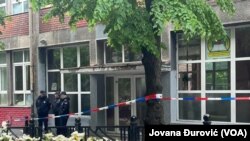 Policija ispred ulaza u OŠ "Vladislav Ribnikar", 4. maj 2023.