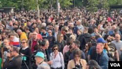 Okupljanje građana pred početak protesta “Srbija protiv nasilja”, trećeg u nizu, u centru Beograda, 19. maja 2023. (Foto: Glas Amerike/Rade Ranković)