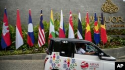 រូបឯកសារ៖ រថយន្ត​មួយ​គ្រឿង​បើក​កាត់​ទង់ជាតិ​នៃ​ប្រទេស​ដែល​ចូល​រួម​កិច្ច​ប្រជុំ​សមាគម​ប្រជាជាតិ​អាស៊ី​អាគ្នេយ៍ (អាស៊ាន) ដែល​ដាក់​តាំង​នៅ​ខាង​ក្រៅ​កន្លែង​ប្រជុំ​កំពូល​អាស៊ាន​លើក​ទី​៤២ នៅ​ក្នុង​ក្រុង Labuan Bajo ប្រទេស​ឥណ្ឌូណេស៊ី នៅ​ថ្ងៃ​អង្គារ ទី៩ ខែឧសភា ឆ្នាំ២០២៣។