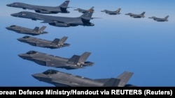 Pesawat pengebom B-1B Angkatan Udara AS, jet tempur F-16, dan F-35A Angkatan Udara Korea Selatan ambil bagian dalam latihan udara bersama, Korea Selatan, 19 Maret 2023. (Foto: South Korean Defence Ministry via REUTERS)