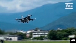 F-16 전투기가 지난 20일 타이완 남동부 공군 기지에서 이륙하고 있다.