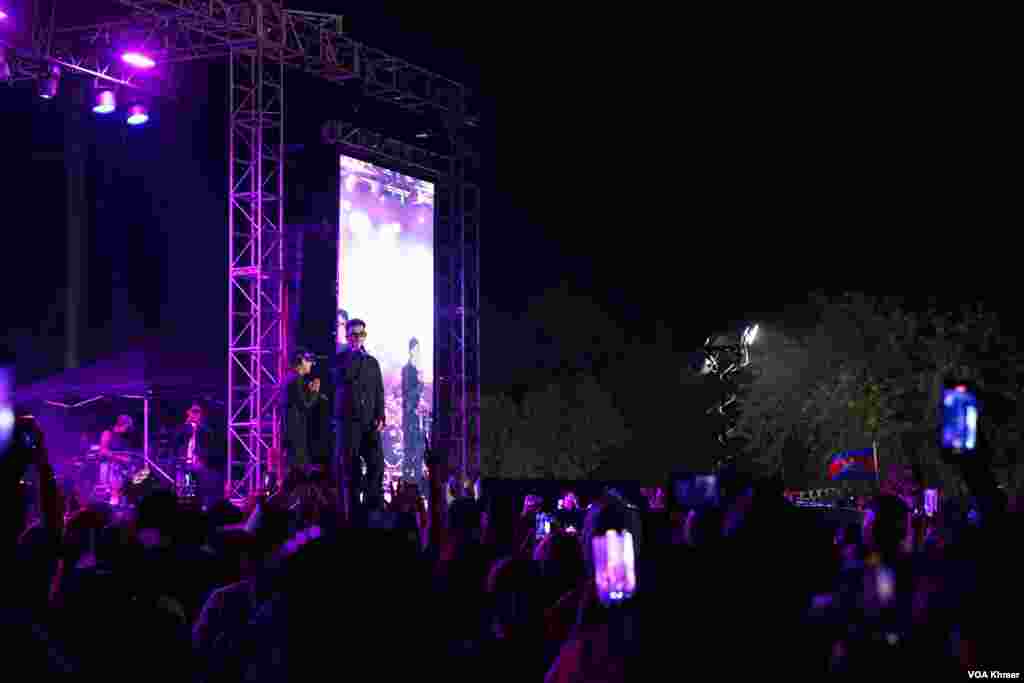 លោក វណ្ណដា​​និង​លោក វណ្ណថាន សម្តែង​​​ក្នុង​មហោស្រព​ Sabaidee Fest រដ្ឋ​កាលីហ្វ័រញ៉ា ថ្ងៃទី​១៥ មិថុនា ឆ្នាំ២០២៤។(ចាប ចិត្រា/VOA Khmer)