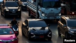 ILUSTRASI - Mobil BYD Seal EV melaju di Bangkok, Thailand, 12 Februari 2024. (REUTERS/Athit Perawongmetha)